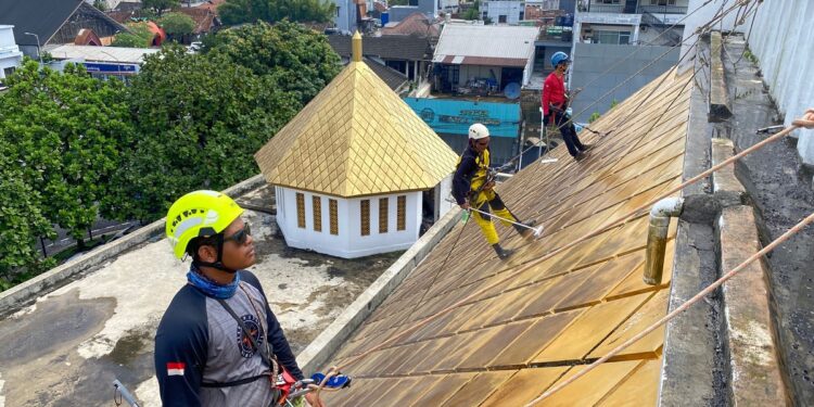Masjid Agung Tasikmalaya Dibersihkan Pakai Teknik Vertikal, Kubah Masjid Jadi Kinclong