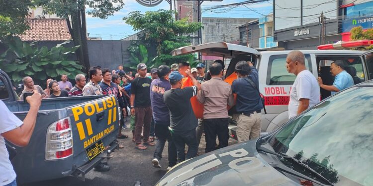 Warga Seladarma Temukan Mayat Mengambang di Kolam Rumah Makan