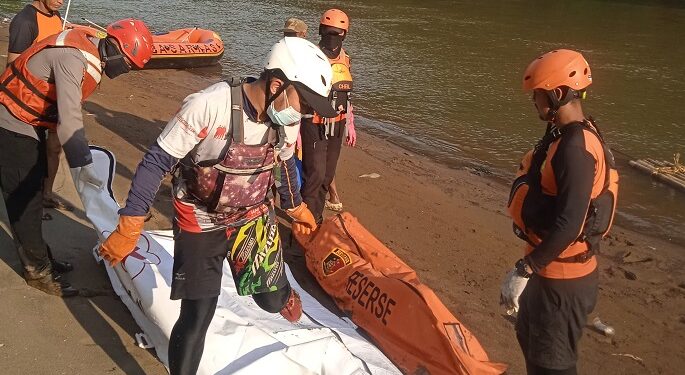 Warga yang Tenggelam di Sungai Cilamajang Akhirnya   Ditemukan Warga Dalam Keadaan Tewas