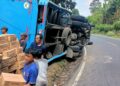Truk Fuso Pengangkut Minyak Goreng Terguling di Nagreg