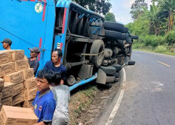 Truk Fuso Pengangkut Minyak Goreng Terguling di Nagreg