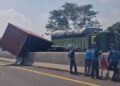 Diduga Tak Kuat Menanjak, Truk Kontainer Terguling di KM 87 Tol Purbaleunyi dan Timpa Pembatas Jalan
