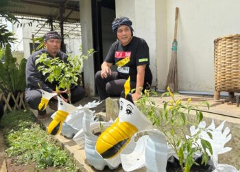 Berdayakan KWT Margabakti, Wakil Walikota Tasikmalaya, Borong Pot Hias Dari Limbah Galon Air