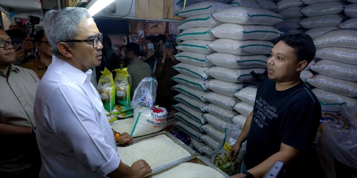 Farhan Cek Minyak Goreng  di Pasar Sederhana