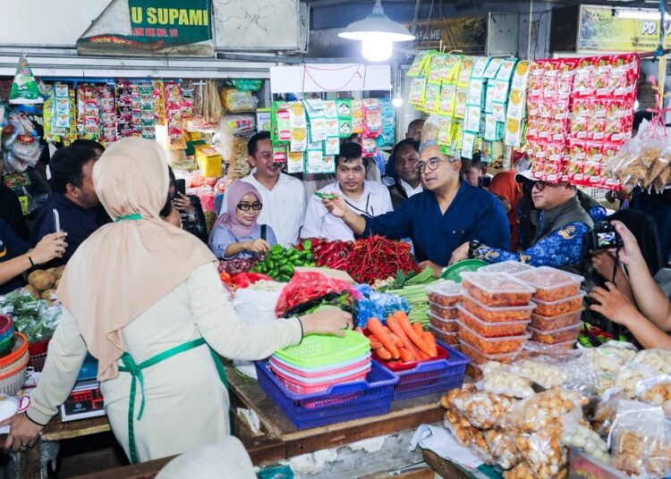 Harga Plastik Melonjak 4 Kali Lipat, Farhan Ajak Warga Ubah Kebiasaan Belanja