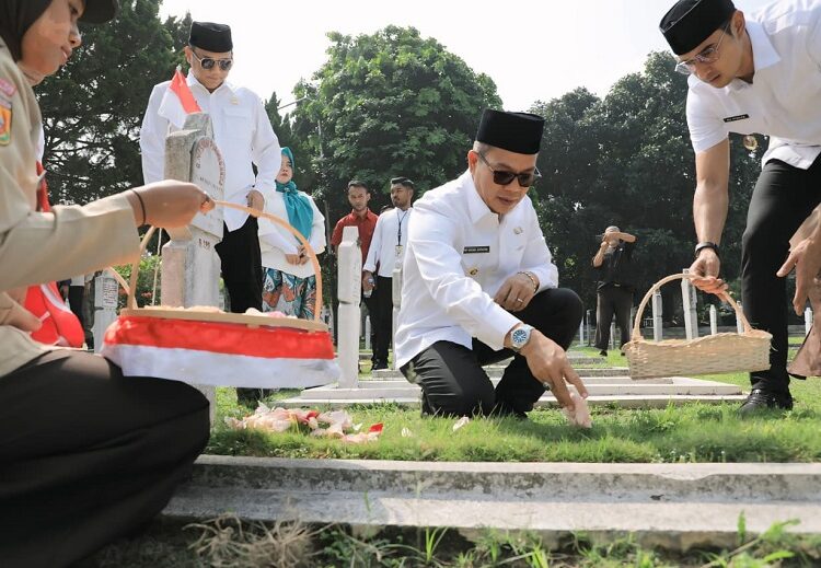 Peringatan HUT ke-385, Bupati KDS Pimpin Ziarah dan Tabur Bunga ke Makam Para Pendahulu