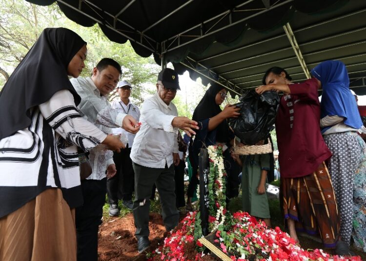 BAZNAS Beri Santunan Bagi 15 Keluarga Korban Meninggal Akibat Kecelakaan Kereta di Bekasi