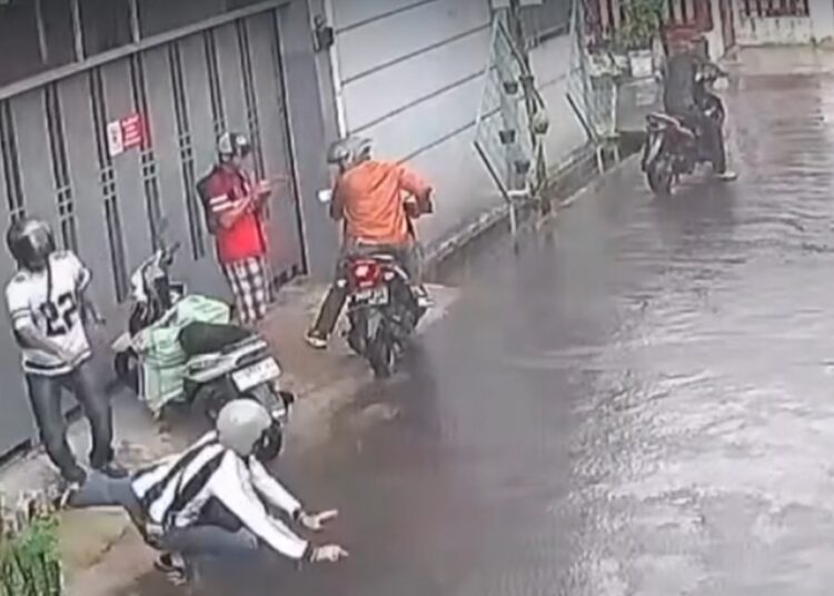 4 Begal Beraksi Siang Bolong, Sepeda Motor  Seorang Kurir Paket Dibawa Kabur