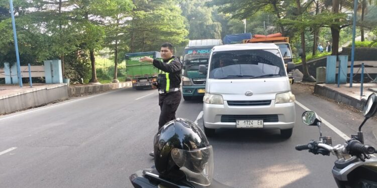 As Truk Tronton Patah di Lebak Jero Kadungora, Jalur Utama Macet Total Polisi Terapkan Buka Tutup