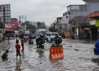 Banjir Kembali Terjang Dayeuhkolot, Jalan Raya Sempat Terputus, 51 Jiwa Diungsikan 2 Banjir Kembali Terjang Dayeuhkolot, Jalan Raya Sempat Terputus, 51 Jiwa Diungsikan