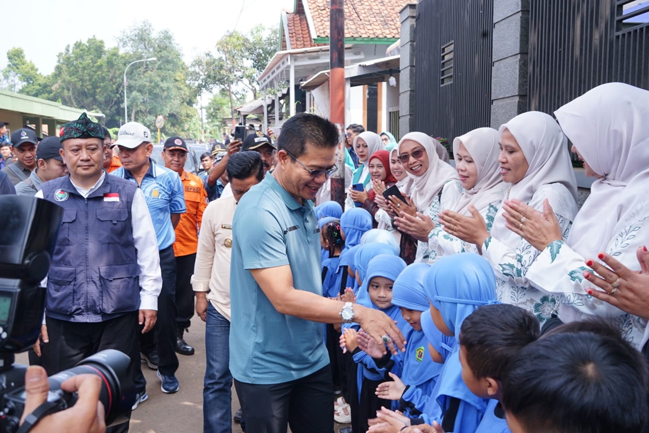 Datangi Lokasi Puting Beliung, Bupati Bandung Pastikan RSUD Bedas dan SMA Negeri untuk Cimenyan 2 Bupati Bandung Tinjau Lokasi Puting Beliung di Cimenyan