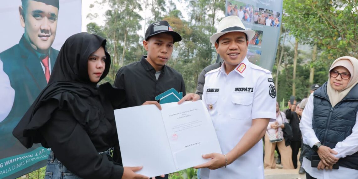 Air Mata Bahagia Ato dan Desi Terima Kunci Rumah dan Sertifikat dari Bupati KDS
