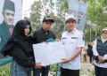 Air Mata Bahagia Ato dan Desi Terima Kunci Rumah dan Sertifikat dari Bupati KDS