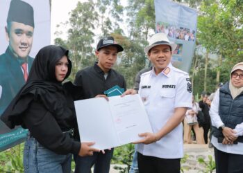 Air Mata Bahagia Ato dan Desi Terima Kunci Rumah dan Sertifikat dari Bupati KDS