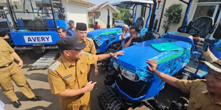 Perkuat Ketahanan Pangan, Bupati Majalengka Serahkan 69 Alsintan Kepada Kelompok Tani.