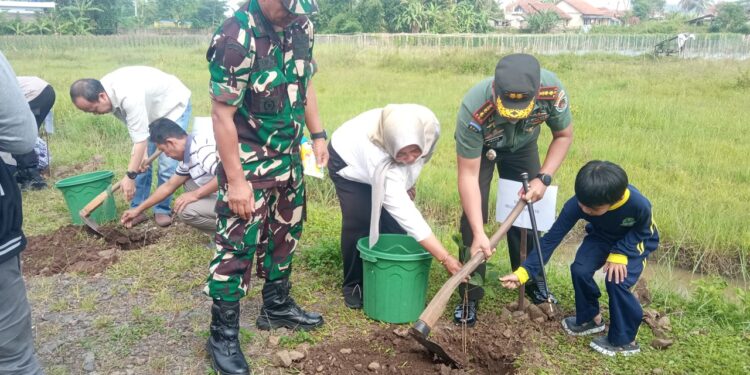 Cegah Erosi Tanah, Puluhan Karyawan Kabar Priangan Tanam Pohon Buah di Area SLBN Bungursari Dalam HUT ke-27