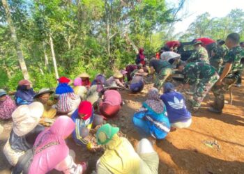 Emak-Emak Turun Gunung, Bersatu Bersama TNI Bangun Jalan Desa di TMMD ke-128 Garut