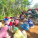 Emak-Emak Turun Gunung, Bersatu Bersama TNI Bangun Jalan Desa di TMMD ke-128 Garut