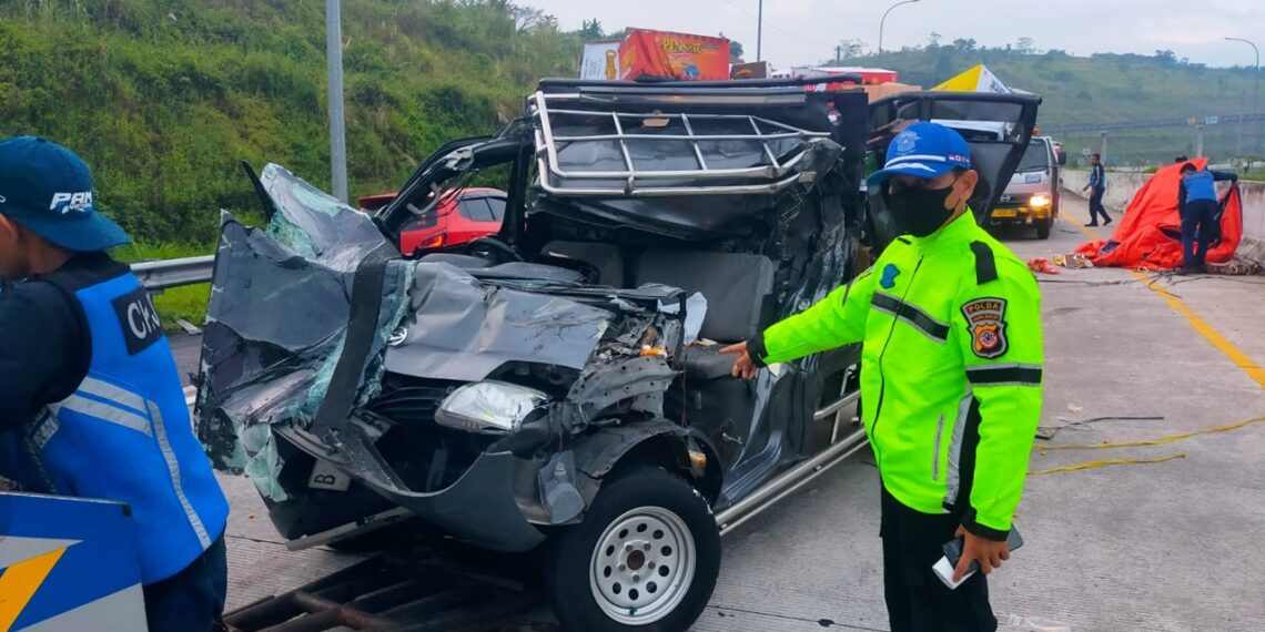 Gran Max Pick Up Tabrak Truk di KM 176.900 Tol Cisumdawu, 1 Tewas 1 Luka