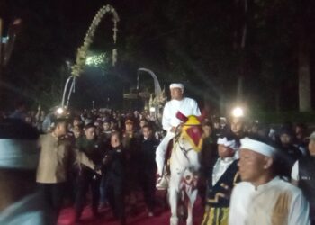 Ribuan Warga Tumpah Ruah Sambut Gubernur Dedi Mulyadi Berkuda Putih dalam Kirab Sunda di Tasikmalaya