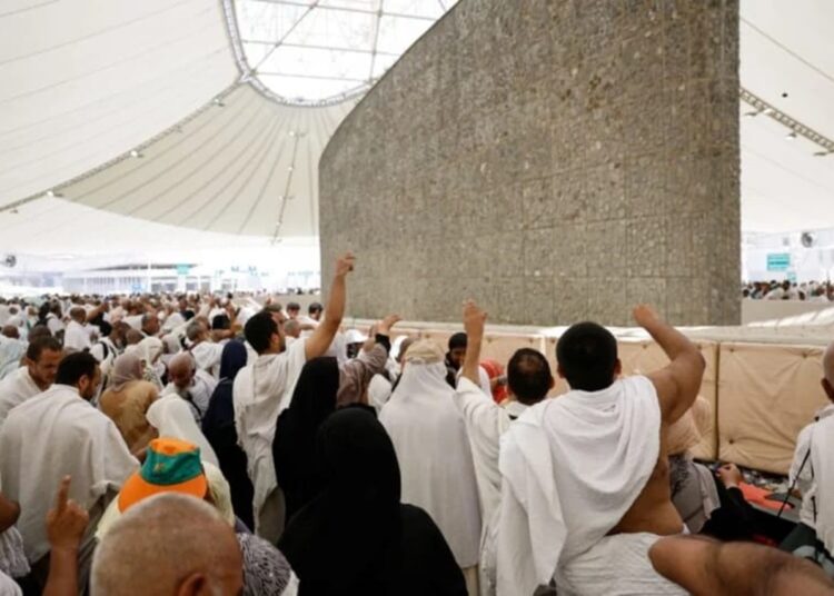 Jemaah Haji Indonesia Lempar Jumrah Aqabah di Kawasan Jamarat Mina 1 Jemaah Haji Indonesia Lempar Jumrah Aqabah di Kawasan Jamarat Mina