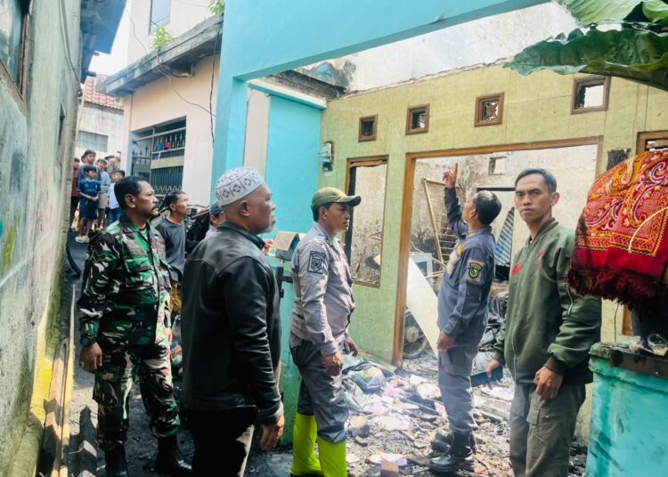 Rumah Berlantai 2 dan Gudang Rongsokan di Cimenyan Terbakar, 3 Sepeda Motor Turut Hangus 1 Rumah Berlantai 2 dan Gudang Rongsokan di Cimenyan Terbakar, 3 Sepeda Motor Turut Hangus