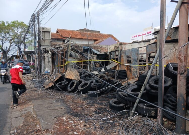 Dua Toko di Kawasan Bundaran Cibiru Dilumat Api, 1 Mobil dan 1 Moge Turur Terbakar 1 Dua Toko di Kawasan Bundaran Cibiru Dilumat Api, 1 Mobil dan 1 Moge Turur Terbakar