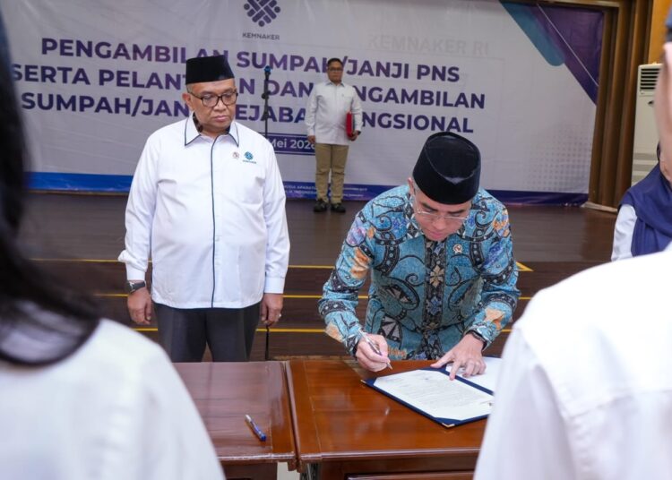 Menaker Lantik 976 ASN, Tekankan Semangat Belajar, Integritas, dan Kekompakan