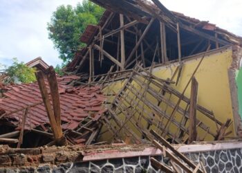 Dibiarkan 1 Tahun Tanpa Perbaikan, Satu Ruang Kelas SDN Cijurey Ambruk. 1 Dibiarkan 1 Tahun Tanpa Perbaikan, Satu Ruang Kelas SDN Cijurey Ambruk.
