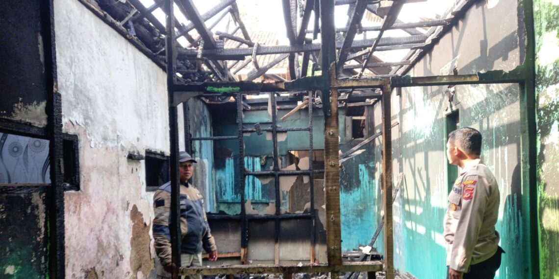 Home 2 29 Kosleting Listrik Rumah Dede Ratna di Ciledug Garut Jadi Arang di Lahap Api di Tengah Malam