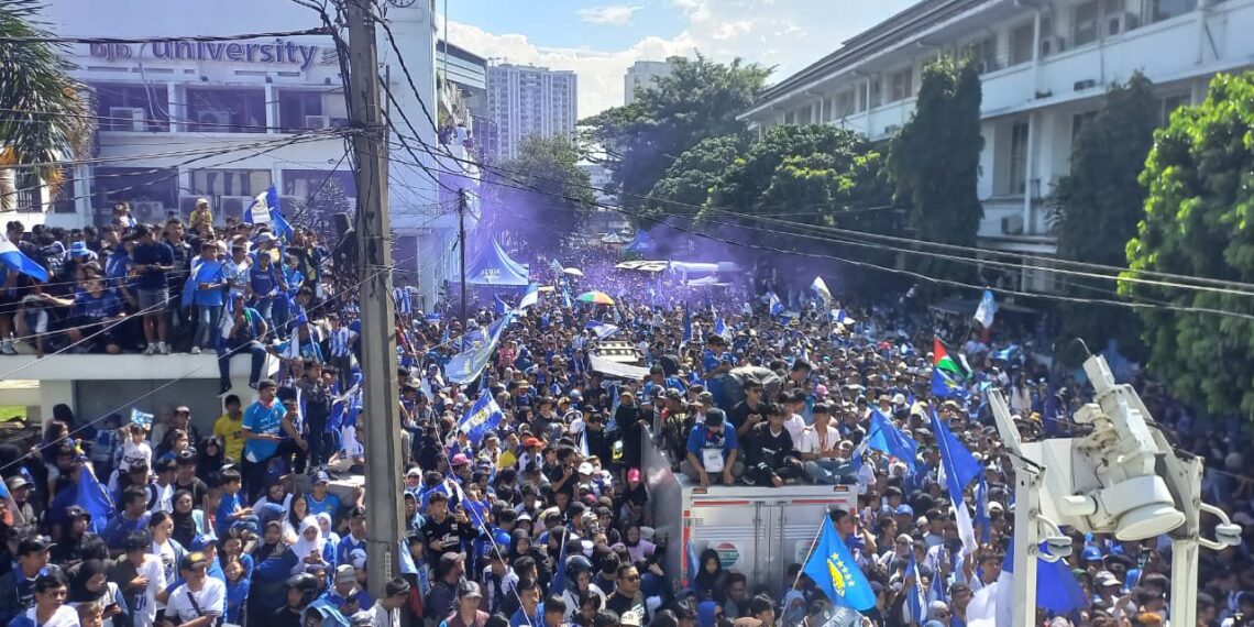 Home 2 28 Lautan Biru di Jalan Asia Afrika, Mapag Persib Juara Disambut Antusias Ratusan Ribu Bobotoh