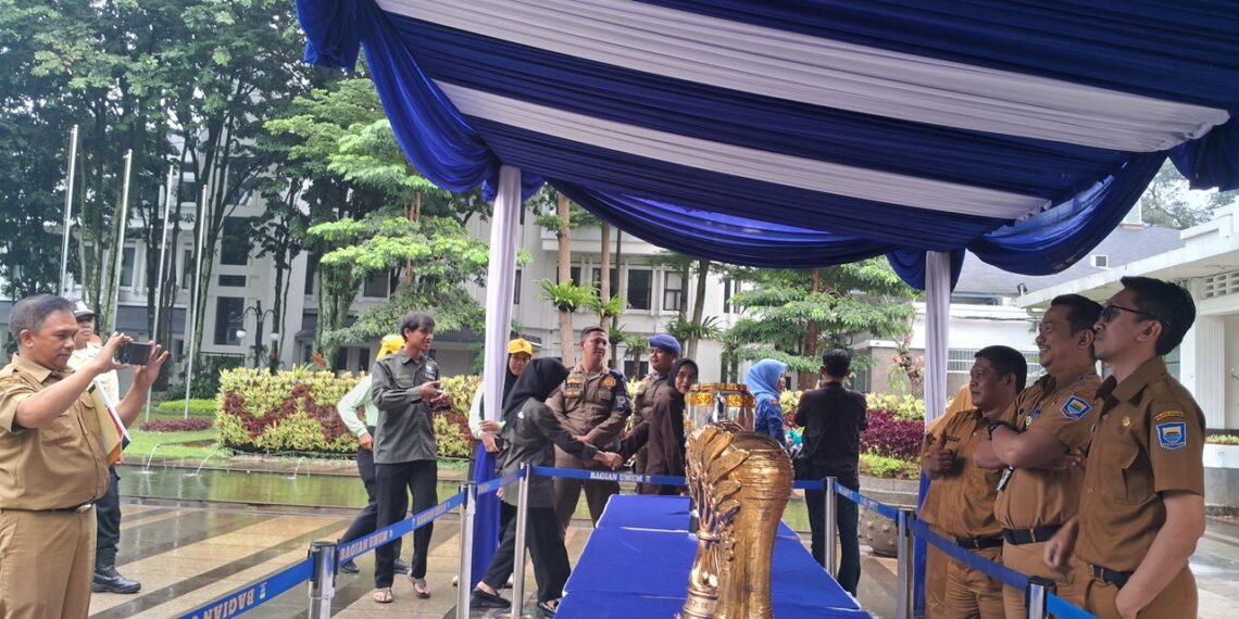 Home 2 28 Lima trofi Dipajang di Balai untuk ASN Berfoto