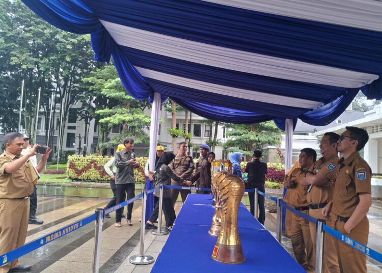 Lima trofi Dipajang di Balai untuk ASN Berfoto