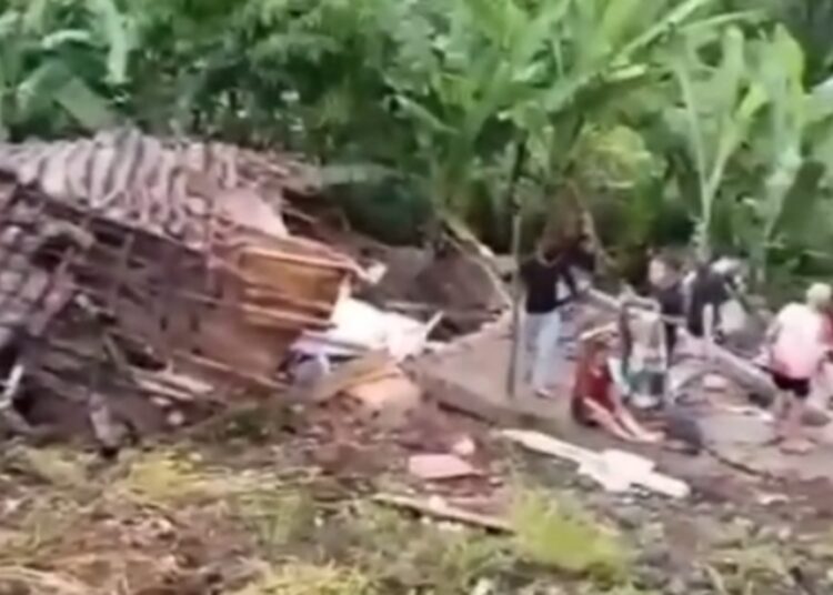 Longsor di Cimenyan, 1 Rumah Tertimbun dan Pasutri Terluka 1 Longsor di Cimenyan, 1 Rumah Tertimbun dan Pasutri Terluka