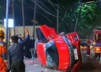Tak Terkendali, Mobil SUV Berplat MB Terguling dan Terbalik di Jalan Setiabudi Bandung 4 Tak Terkendali, Mobil SUV Berplat MB Terguling dan Terbalik di Jalan Setiabudi Bandung