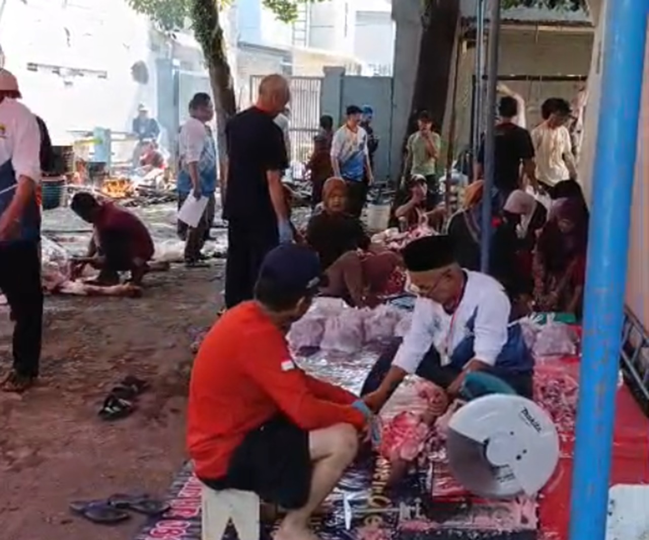 Masjid Al-Barokah Babakan Baru Bandung Salurkan Hewan Qurban, 4 Sapi dan 6 Kambing 3 Panitia Qurban Masjid Al Barokah Babakan Baru Badung