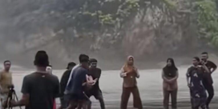 Liburan Berakhir Duka, Wisatawan Garut Tewas Terseret Ombak di Pantai Madasari