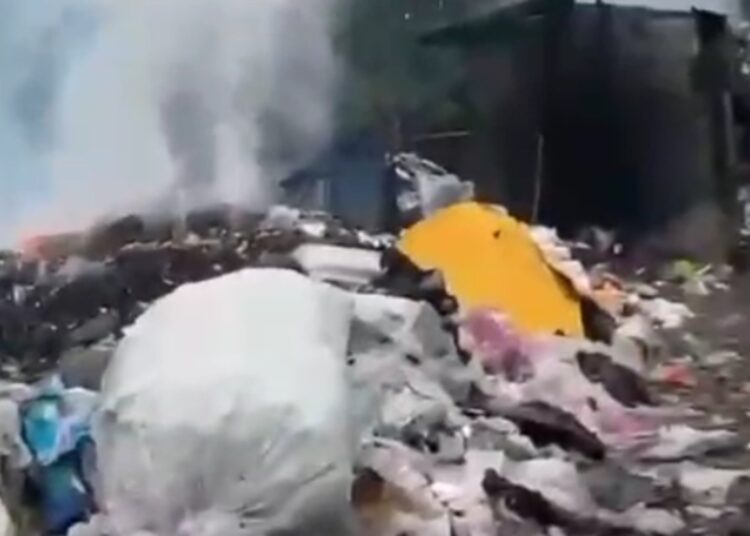 Gunungan Sampah Dibakar Warga Baleendah, Bayi Terpapar ISPA Akibat Asap Pekat