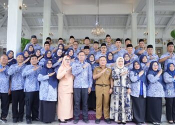 Hj. Atin Ketua dan Pengurus IpeKB Kuningan Periode 2026-2031 Resmi Dilantik 3 Hj. Atin Ketua dan Pengurus IpeKB Kuningan Periode 2026-2031 Resmi Dilantik