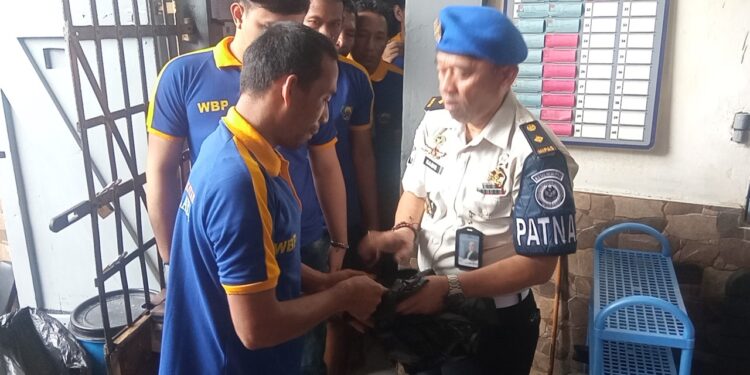 Petugas Lapas Tasikmalaya Obrak-Abrik Kamar Napi, Barang Terlarang Langsung Diamankan