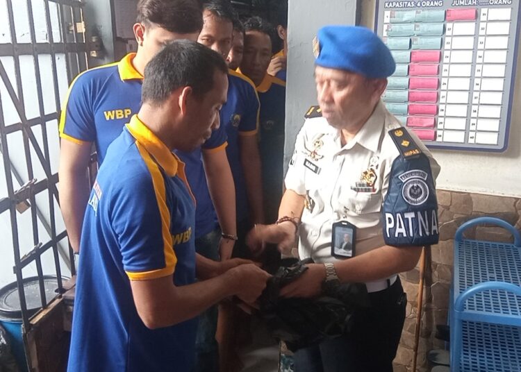Petugas Lapas Tasikmalaya Obrak-Abrik Kamar Napi, Barang Terlarang Langsung Diamankan