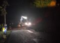 Pohon Tumbang Disertai Longsor Tutup Total  Jalan Provinsi