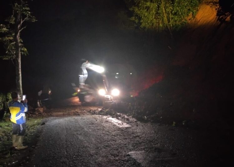 Pohon Tumbang Disertai Longsor Tutup Total  Jalan Provinsi