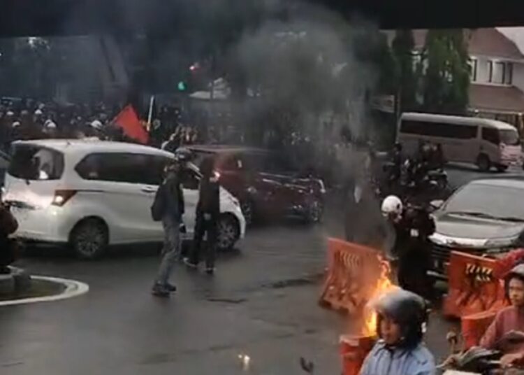 May Day di kawasan Simpang  Dago-Cikapayang, Bandung Ricuh dan Mencekam