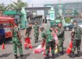 Berbaju Loreng Latihan Damkar Siap Hadang Api