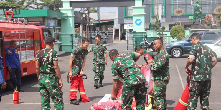 Berbaju Loreng Latihan Damkar Siap Hadang Api