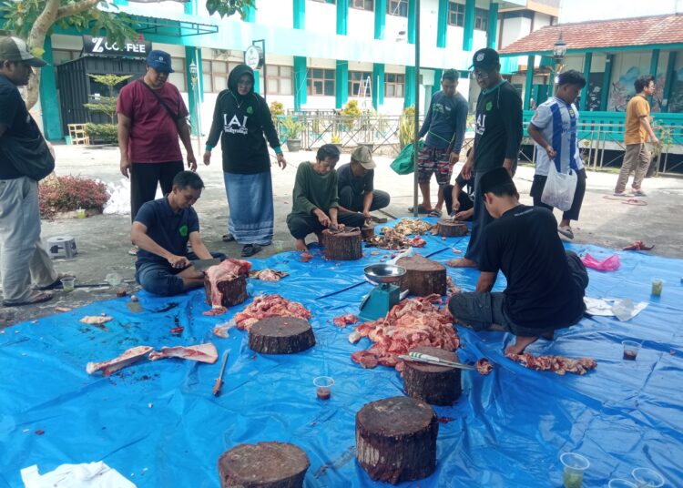 Unitas Sembelih 2 Ekor Sapi, 350 Ganting Daging Dibagikan ke Civitas Akademika dan Warga Sekitar 1 Unitas Sembelih 2 Ekor Sapi, 350 Ganting Daging Dibagikan ke Civitas Akademika dan Warga Sekitar