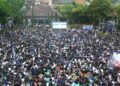 Lautan Biru Memadati Pandapa Paramarta Konvoi Bobotoh Membuat Macet Jalan Raya