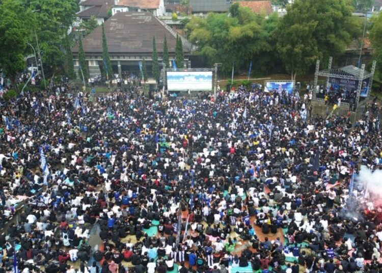 Lautan Biru Memadati Pandapa Paramarta Konvoi Bobotoh Membuat Macet Jalan Raya