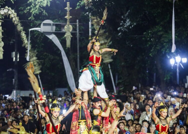 Ribuan Warga Saksikan Kirab Milangkala Tatar Sunda